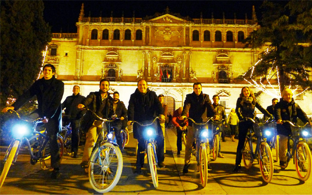 Alcalde probando bicis en la inauguración